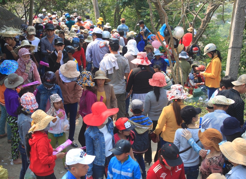 Con đường mòn đi bộ lên chùa đông nghịt người