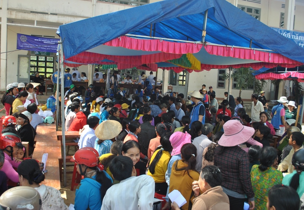 Khám, phát thuốc miễn phí cho học sinh nghèo miền núi Bình Định