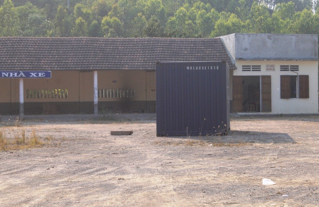 Công nhân kéo tới giữ công hàng không cho công ty xuất đi hay đưa vào kho