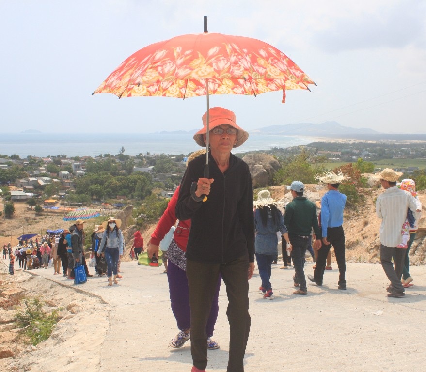 Thành tâm đi lễ chùa, bất chấp cái nắng như thiêu đốt.