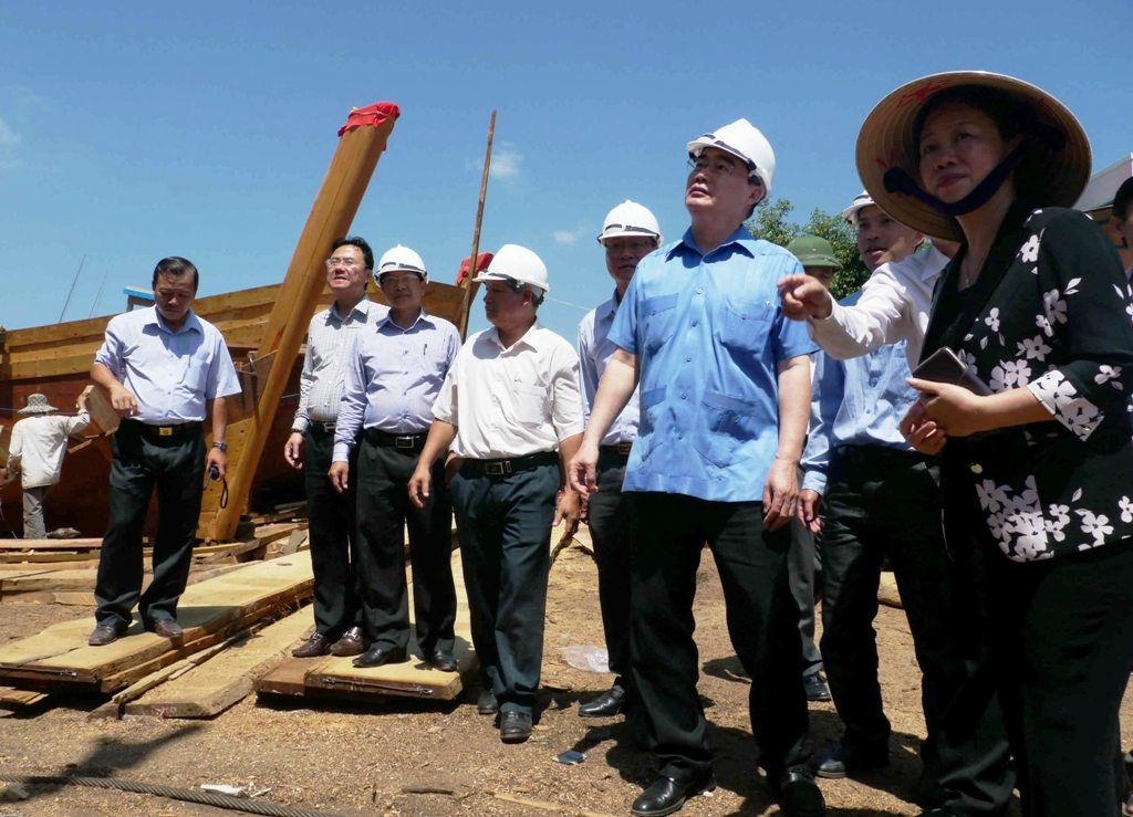 Chủ tịch Ủy ban Trung ương Mặt trận tổ quốc Việt Nam Nguyễn Thiện Nhân thăm cơ sở đóng tàu Tam Quan