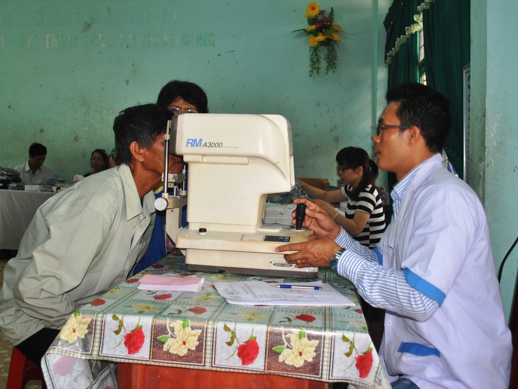 Các bác sĩ BV Trung ương mắt đang khám mắt cho người dân đồng bào huyện Vĩnh Thạnh