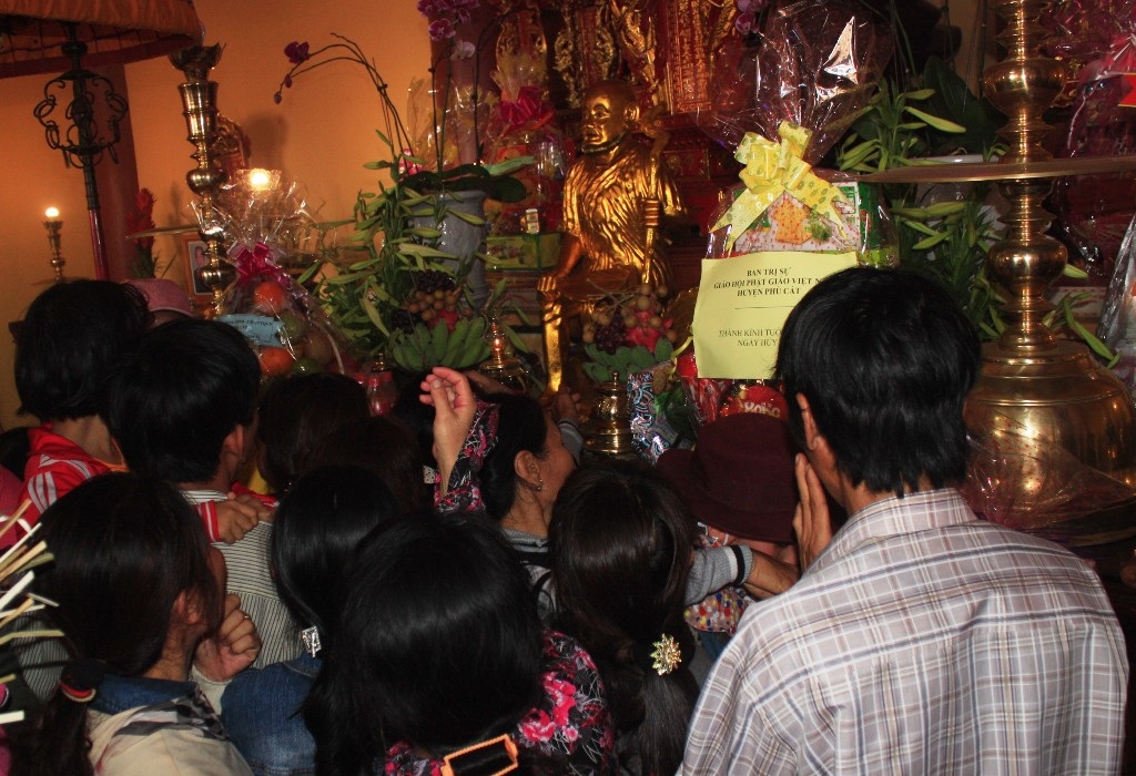 Người dân chen lấn để sờ vào tượng ông Núi rồi xoa lên người lấy may mắn.