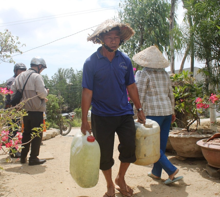 Hàng ngàn hộ dân khốn đốn vì thiếu nước sinh hoạt