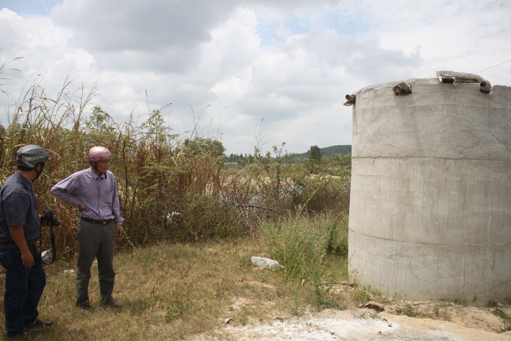 Bà Mai với hệ thống vòi nước dẫn từ Nhà máy nước Mỹ Chánh nhưng đã hết nước từ nhiều năm này