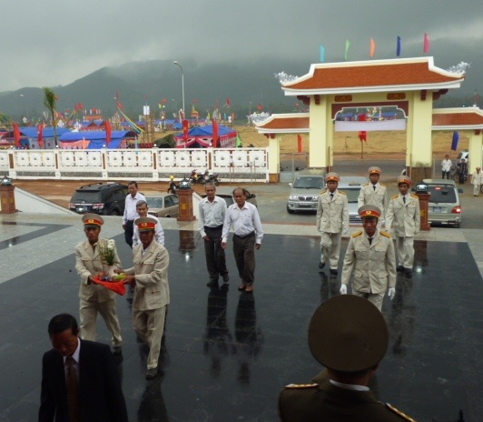 Lễ cung rước các anh hùng liệt sỹ về đền thờ 