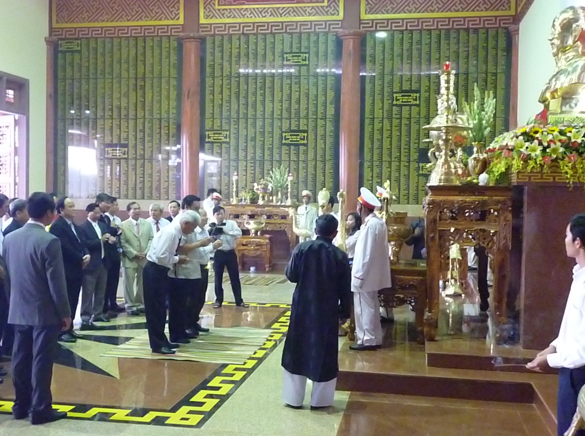 Lễ cung rước các anh hùng liệt sỹ về đền thờ 