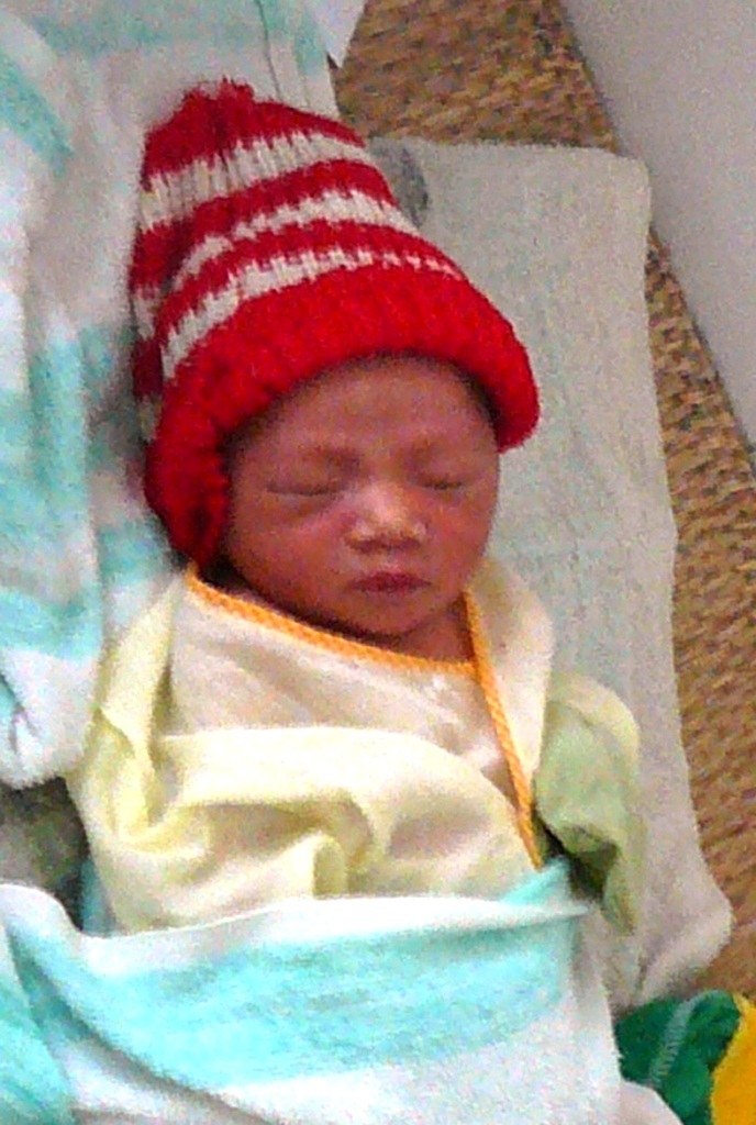 Cứu sống bé sơ sinh bị bỏ trong thùng giấy - 1 Cháu bé bị bỏ rơi trong thùng giấy được cứu sống