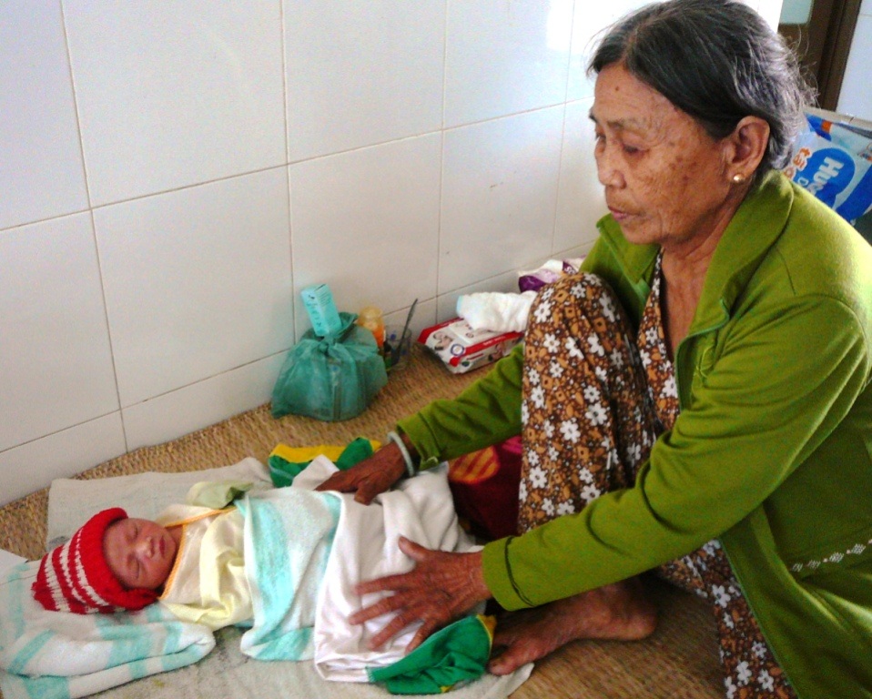 Cháu bé được gia đình chị Tâm chăm sóc tận tình ở
bệnh viện Đa khoa huyện Đông Hòa