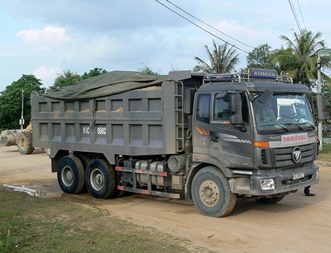 Vượt tải hơn gấp 2 lần, xe tải Tập đoàn Phúc Lộc bị tuýt còi - 1 Xe tải Tập đoàn Phúc Lộc chở vượt tải hơn gấp 2 lần so với thiết kế xe