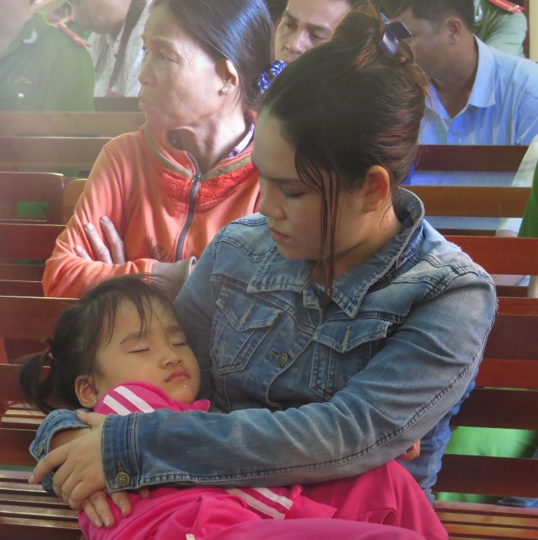 Vợ con nạn nhân anh Ngô Thanh Kiều tại tòa