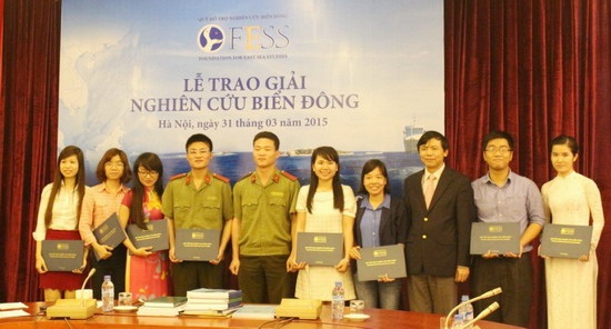 Phan Minh Nhựt (thứ 3 từ trái qua) được vinh danh tại thủ đô Hà Nội