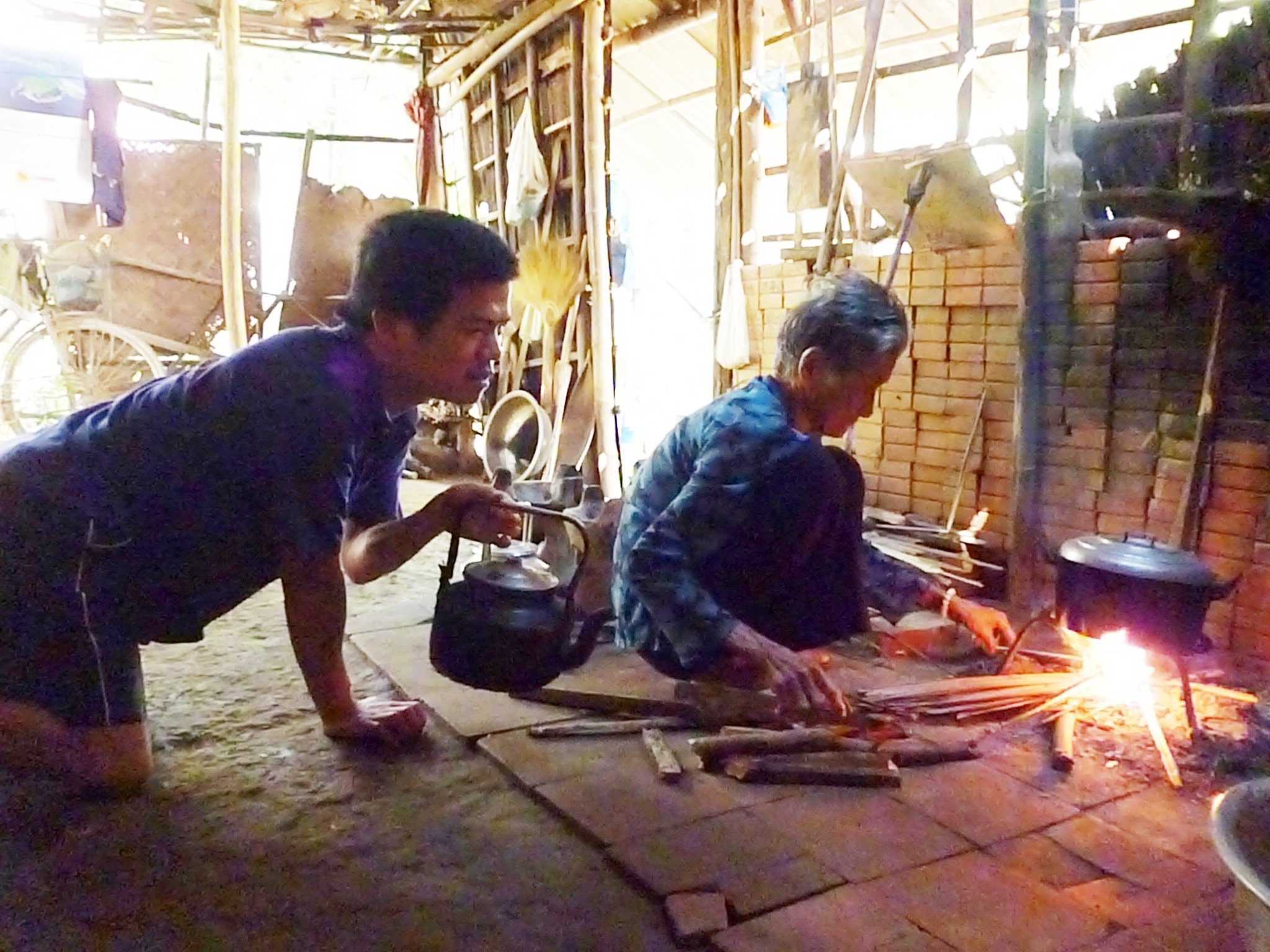 Bà Chung là người sống cạnh xóm thường xuyên qua nấu cơm nước cho mẹ con chị Dung