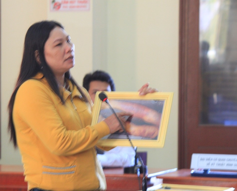 Chị Tuyết (chị gái nạn nhân Kiều) đề nghị tòa giám định lại, tăng mức án đối với các bị cáo.