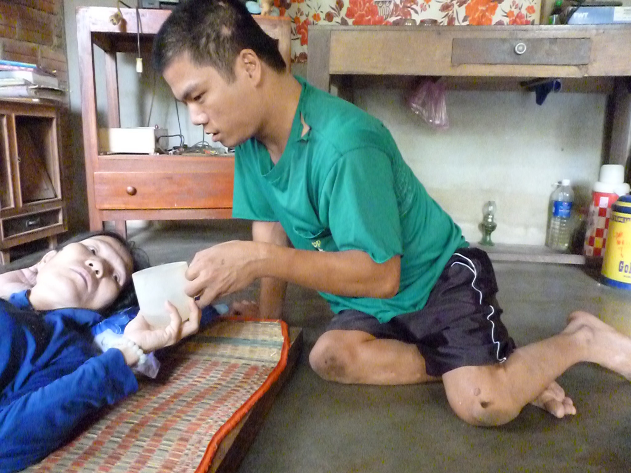 Xót xa chứng kiến cảnh chàng trai tật nguyền lết trên nền nhà chăm sóc mẹ bị ung thư, hen suyễn