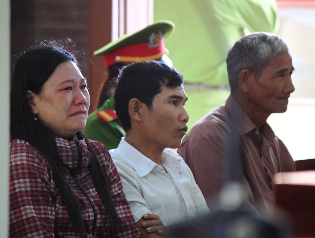 Chị gái nạn nhân Ngô Thanh Kiều nhiều lần khóc nghẹn tại tòa