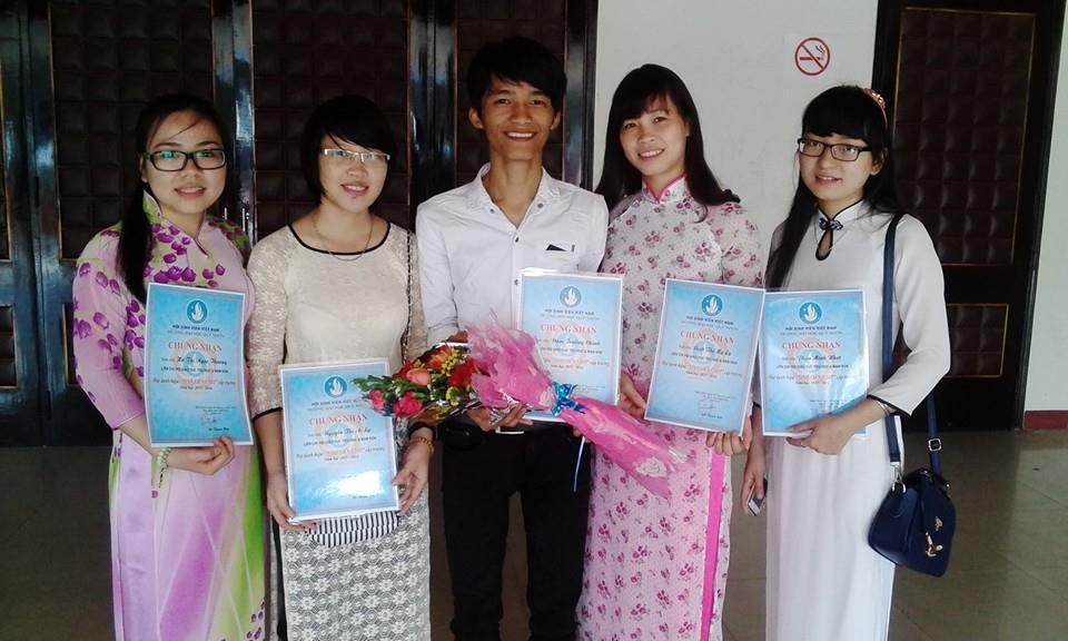 Nhựt (bên phải ngoài cùng) nhận danh hiệu Sinh viên 5 tốt của Trường ĐH Quy Nhơn