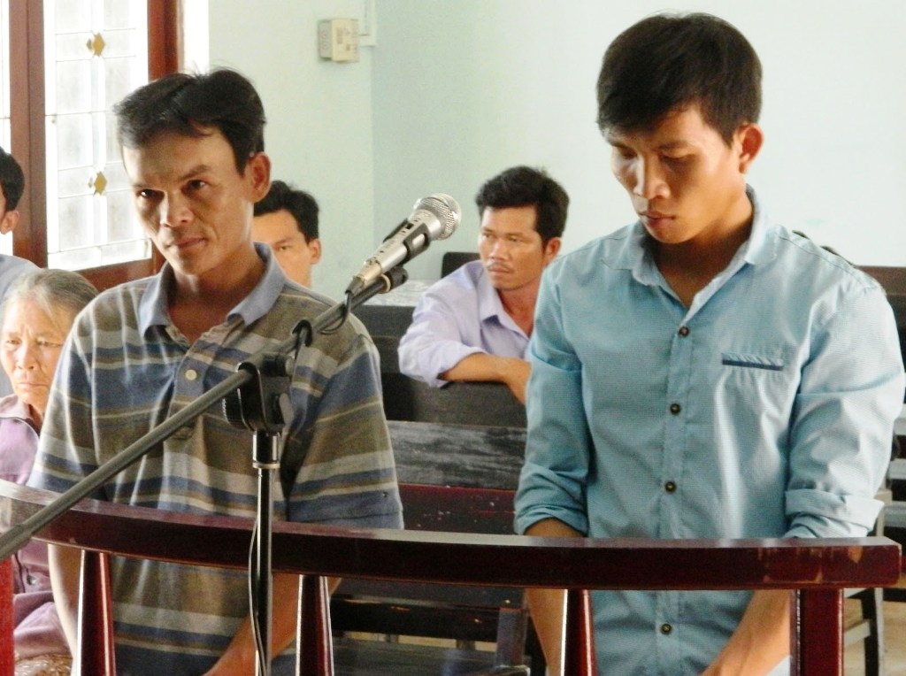 Tranh thủ đi ăn trộm sau khi đưa bạn gái về nhà - 1 Bị cáo Học và Hoàng tại tòa