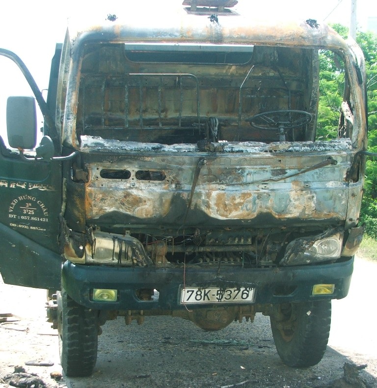Đang lưu thông trên đường, xe tải chở cát tự bốc cháy