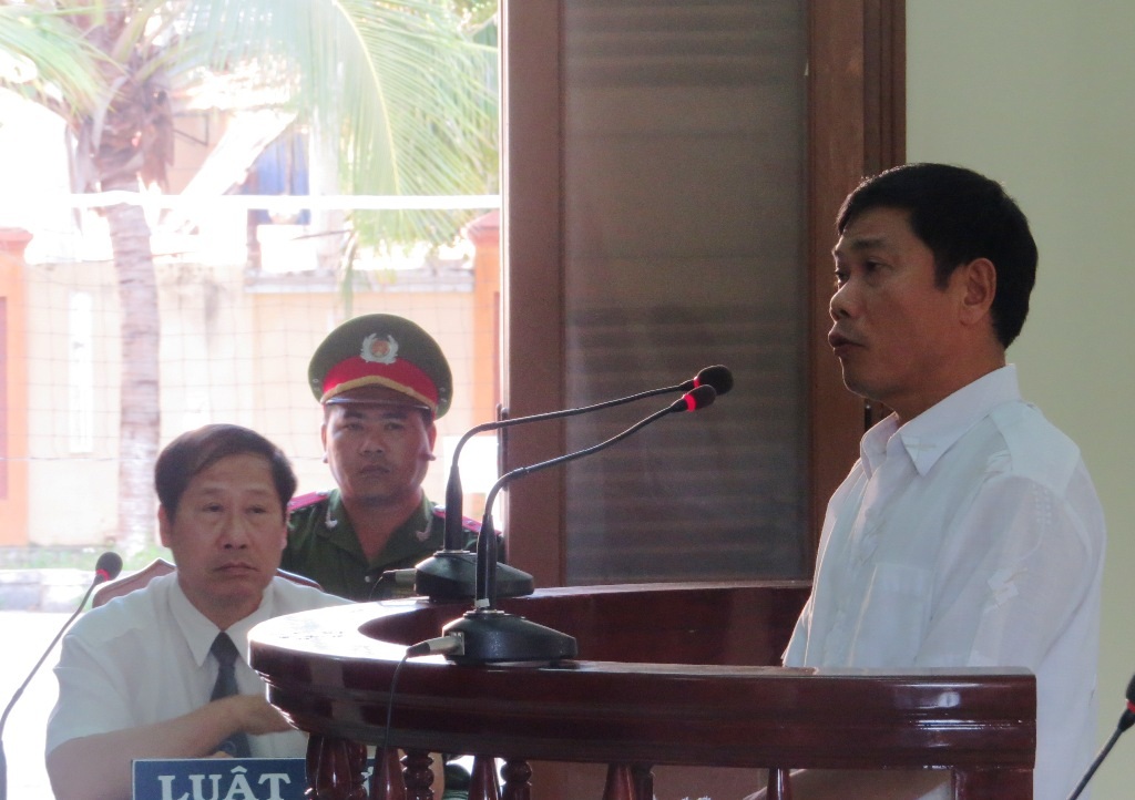 Bị cáo Lê Đức Hoàn, nguyên phó Công an TP Tuy Hòa khai tại tòa chiều 7/4