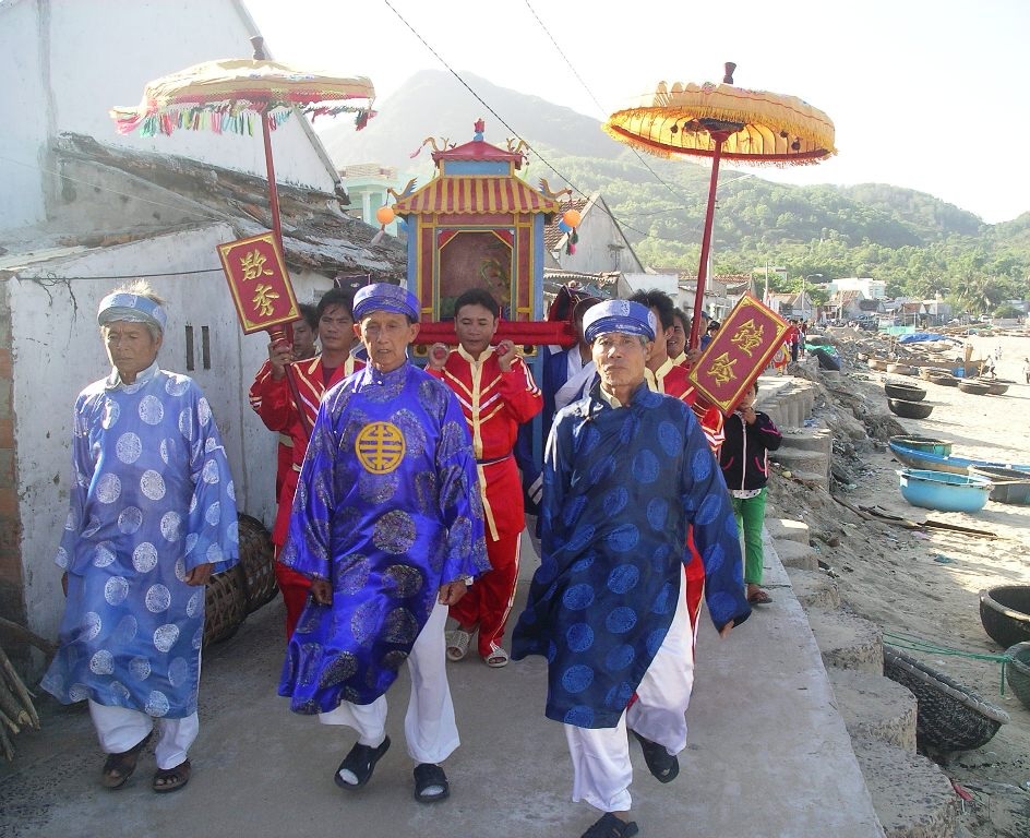 Các vị chánh tế và tả ban, hữu ban trong lễ rước
thần