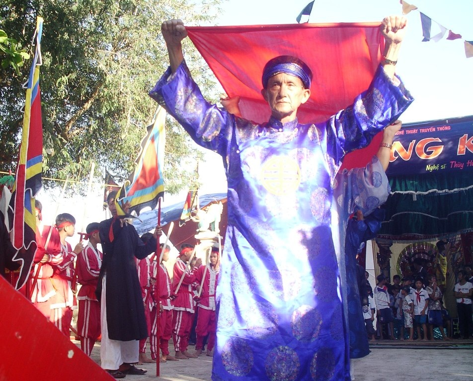 Đội cầu cho thần vào chánh điện