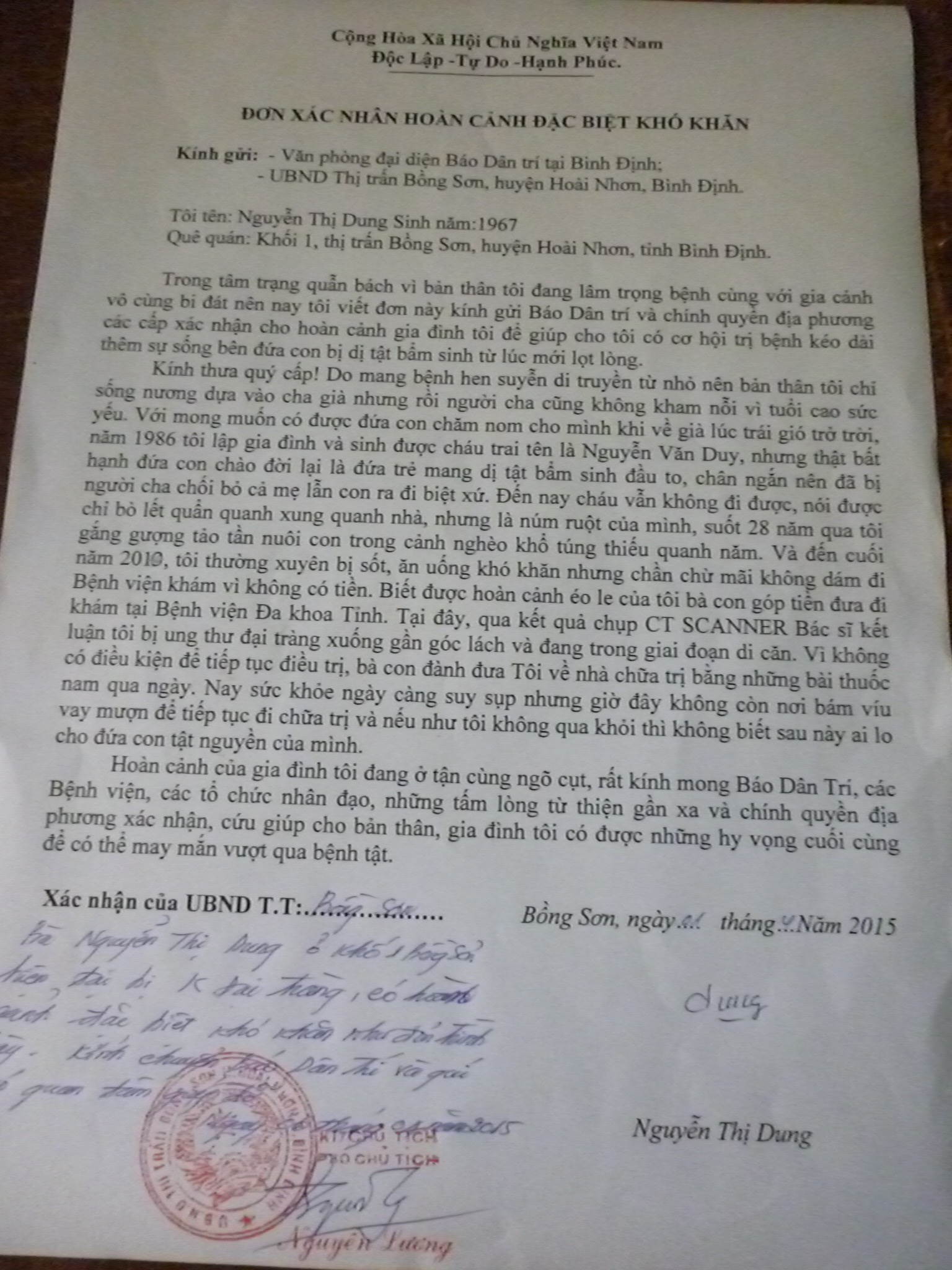 Xót xa chứng kiến cảnh chàng trai tật nguyền lết trên nền nhà chăm sóc mẹ bị ung thư, hen suyễn