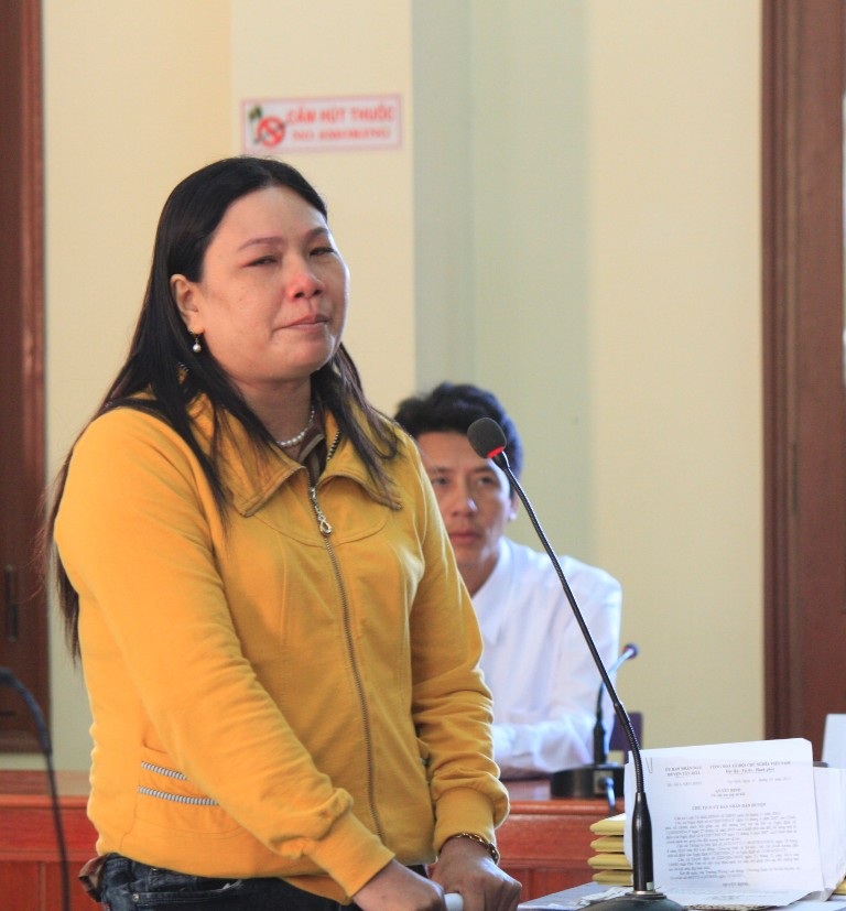 Bà Ngô Thị Tuyết (chị nạn nhân Kiều) bức xúc với bản án tòa tuyên nên sẽ kháng cáo đến cùng