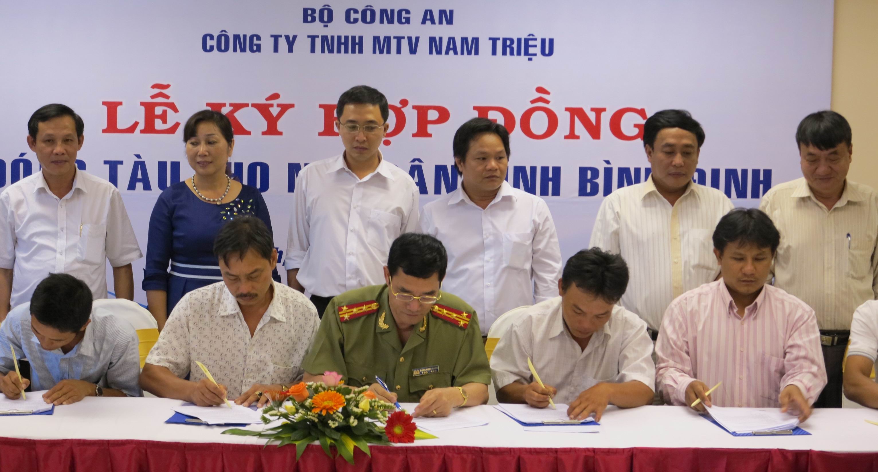 Đại diện Công ty TNHH MTV Nam Triệu ký kết hợp đồng
đóng mới tàu vỏ thép với ngư dân