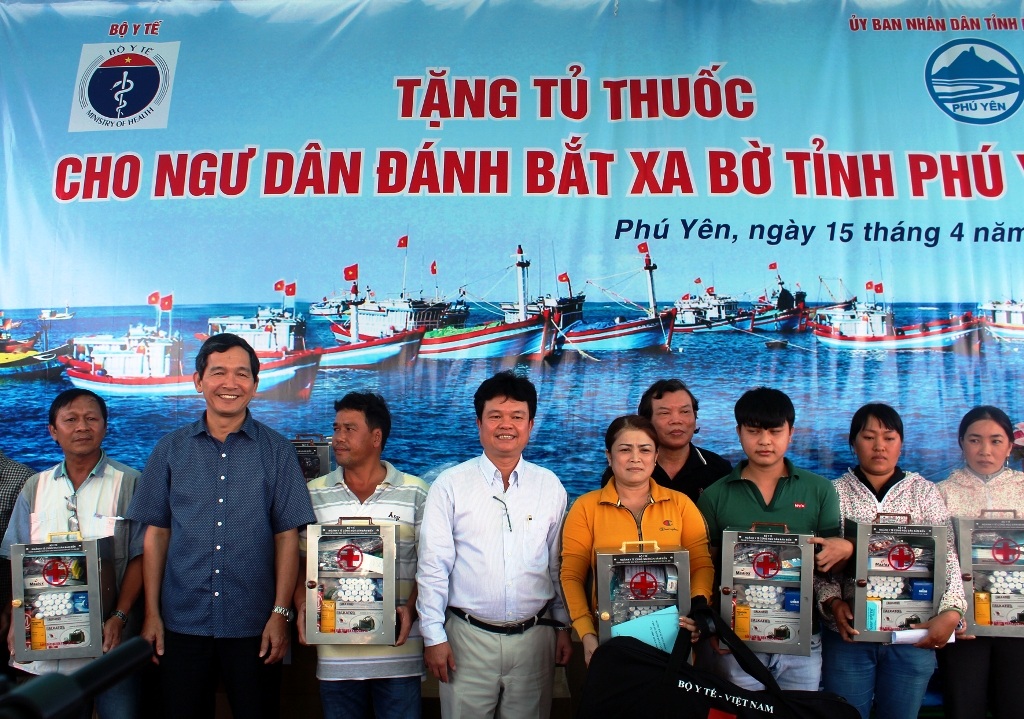 Tặng 150 tủ thuốc cho ngư dân đánh bắt xa bờ