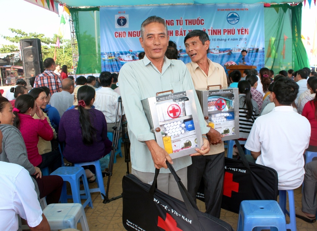 Bà con ngư dân rất phấn khởi khi nhận tủ thuốc y
tế