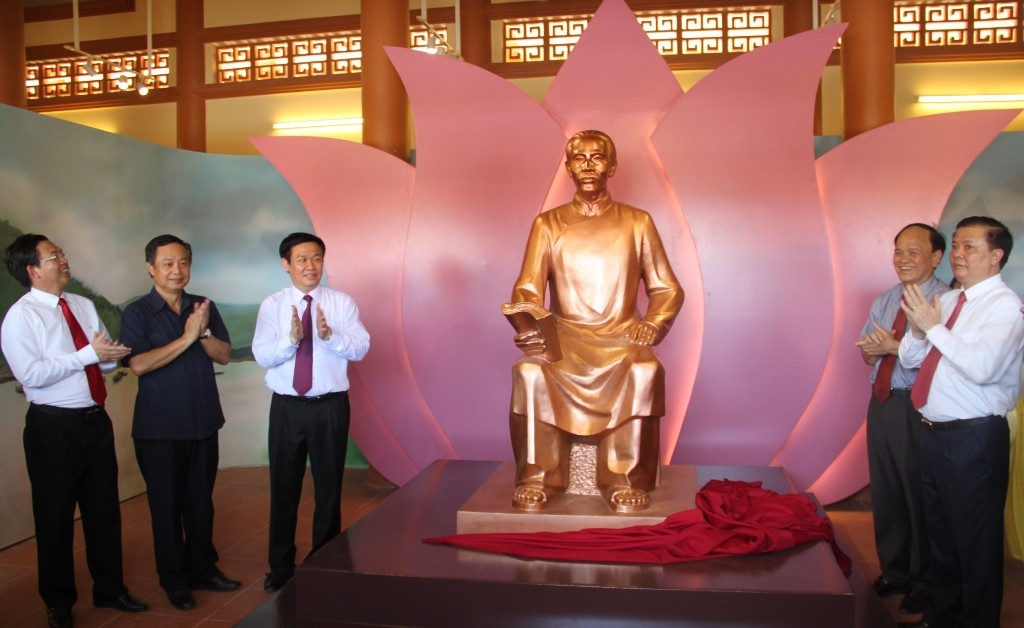 Tượng cụ Phó bảng Nguyễn Sinh Sắc trong khu tưởng niệm