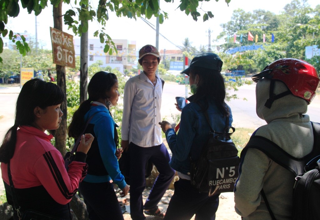 Ngày 2 buổi những học sinh ở Bãi Xép phải đón xe đi học rồi lại đón xe về 