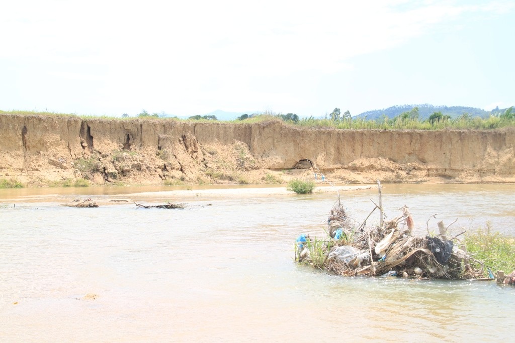 Lo thủy điện xả nước, dân mất đất sản xuất