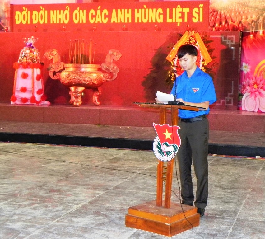 Bình Định: Hơn 700 Đoàn viên thanh niên thắp nến tri ân Anh hùng Liệt sỹ - 2 Bình Định: Hơn 700 Đoàn viên thanh niên thắp nến ân Anh hùng Liệt sỹ