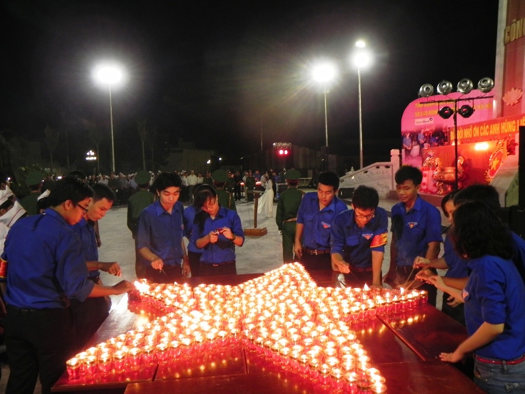 Bình Định: Hơn 700 Đoàn viên thanh niên thắp nến tri ân Anh hùng Liệt sỹ - 4 ĐVTN thắp nến hình ảnh Ngôi sao vàng 5 cánh tri ân các anh hùng liệt sỹ
