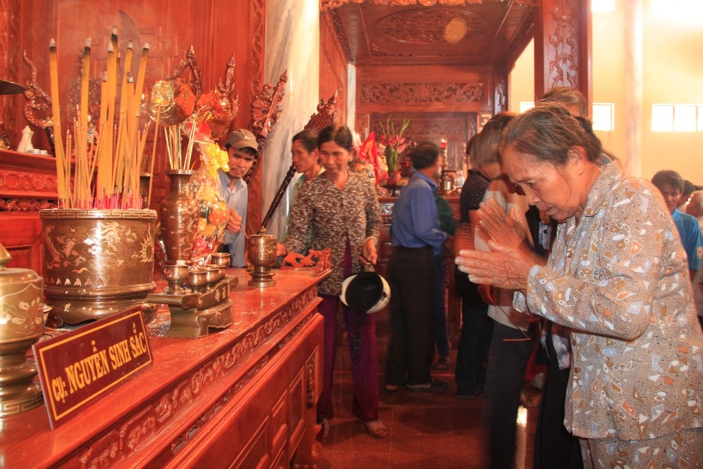 Nhân dân xã Tây Giang, huyện Tây Sơn (Bình Định) vào thắp hương cho cụ Phó bảng và Bác Hồ