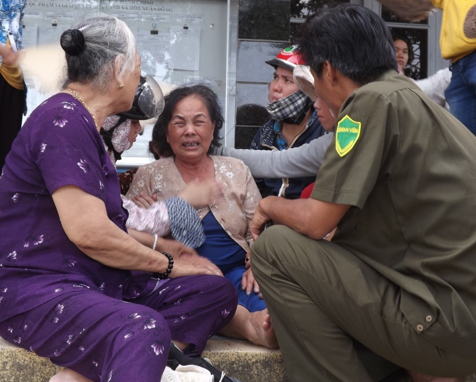 Hay tin chồng mất, bà Nga khóc ngất tại trụ sở UBND xã