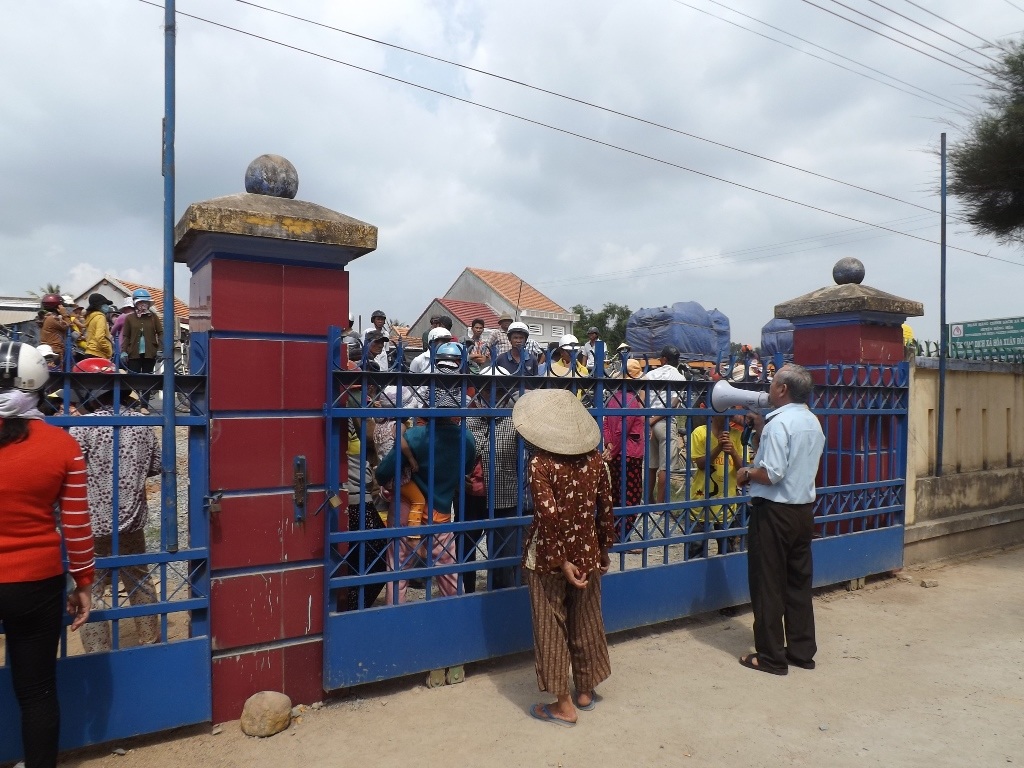 Nhiều người dân hiếu kỳ vây kín trụ sở UBND xã Hòa Xuân Đông.