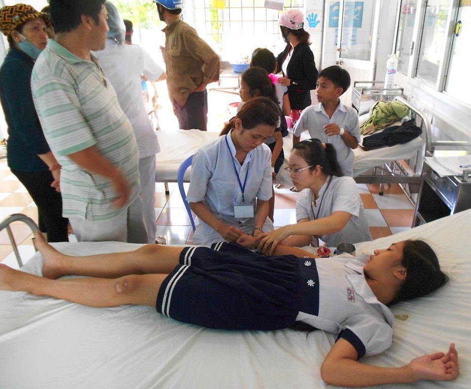 7 học sinh phải nhập viện theo dõi sau khi uống thuốc tẩy giun