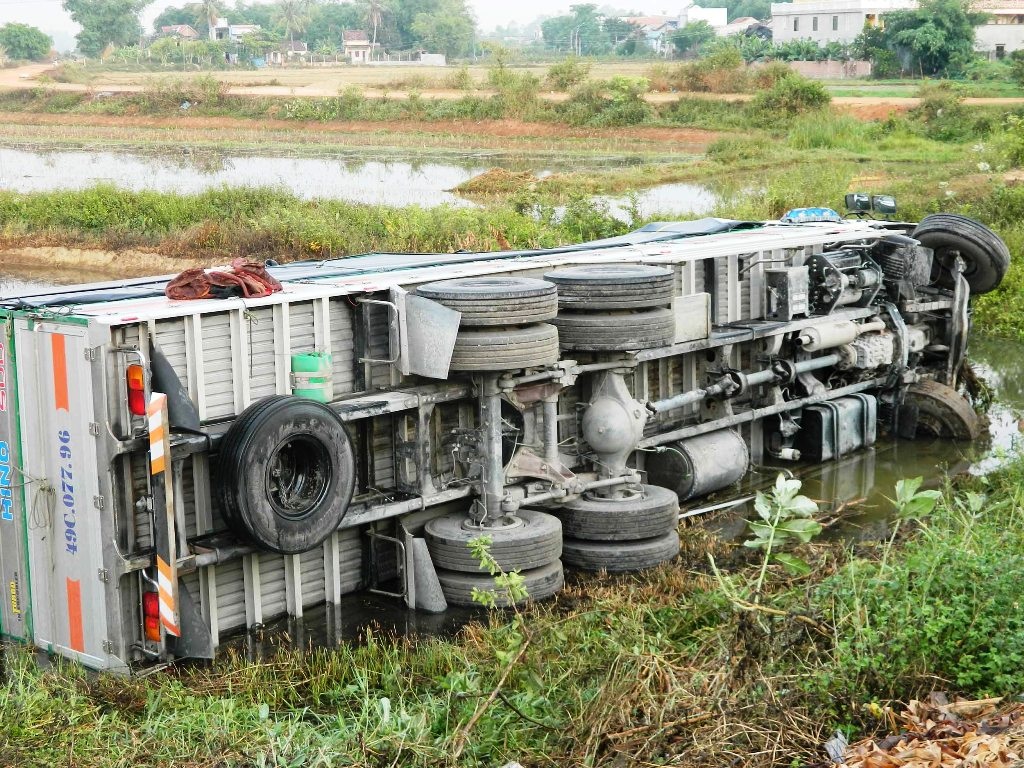 Vượt ẩu, xe tải tông chết người đi bộ qua đường - 1 Hiện trường vụ tai nạn