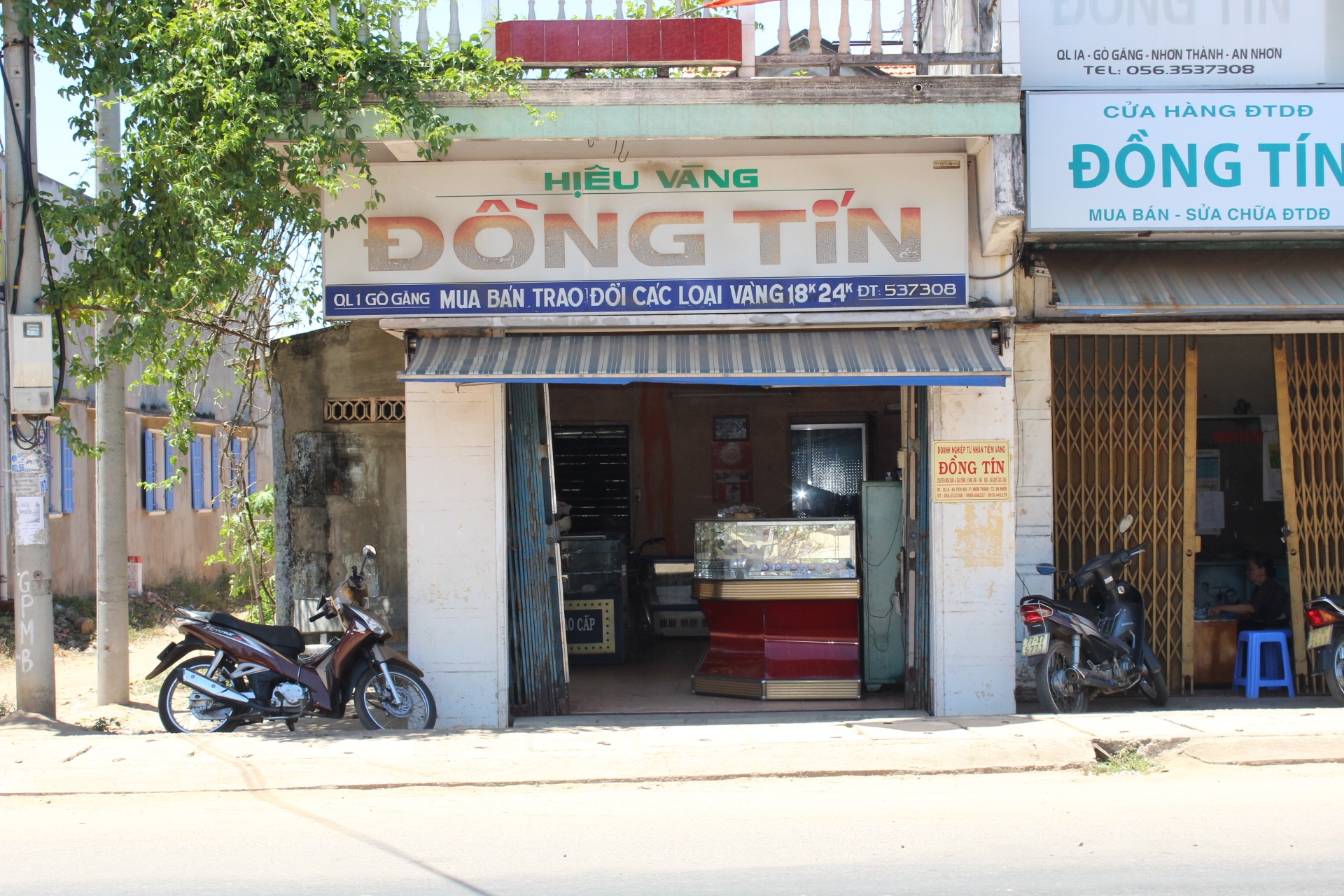 Tiệm vàng Đồng Tin, Sơn vào đập tủ kính cướp vàng rồi tẩu thoát