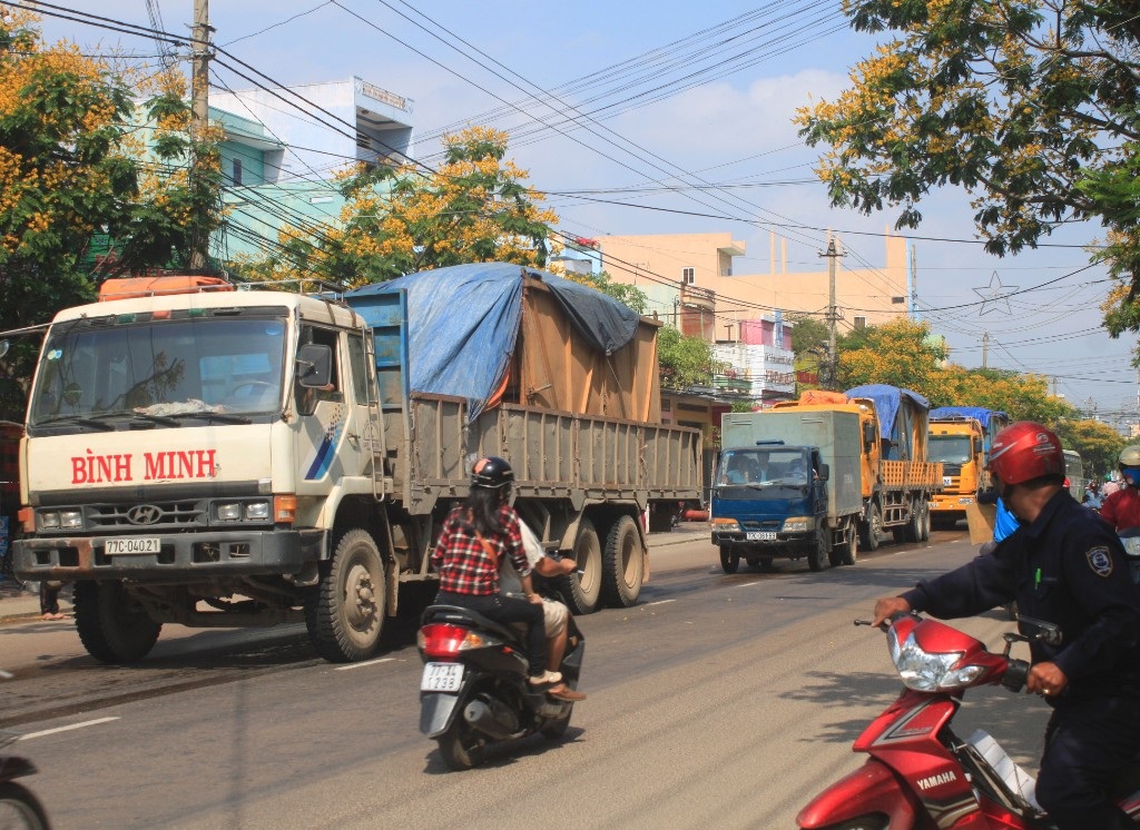 Cấm xe tải lưu thông trên cung đường “chết” giờ cao điểm