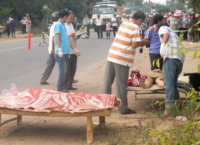 Truy tìm ô tô tông chết 2 mẹ con rồi bỏ trốn - 1 Hiện trường vụ tai nạn thương tâm (ảnh Thế Hà - VOV)