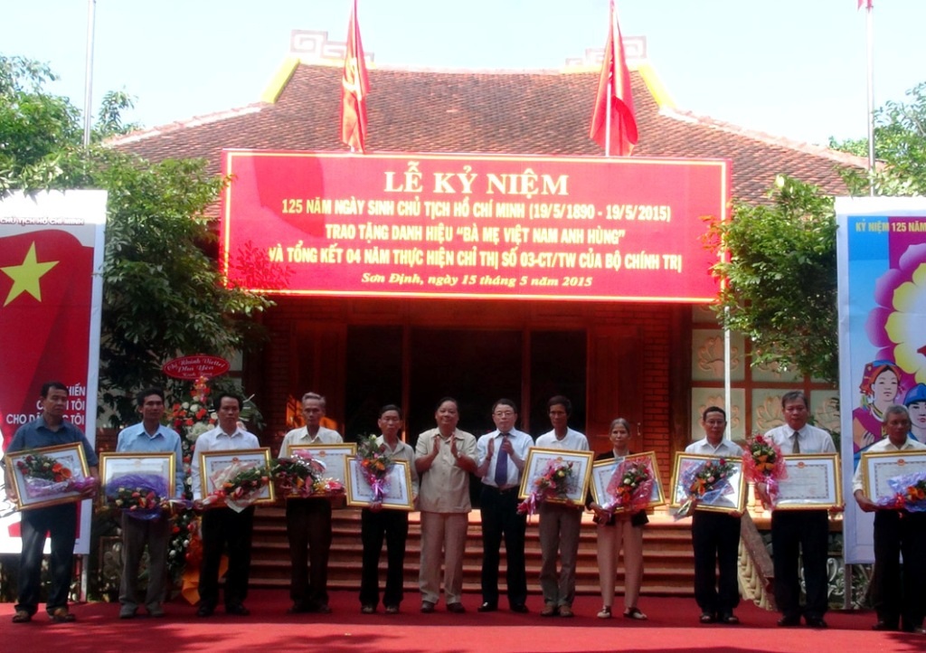 Trang nghiêm lễ kỷ niệm 125 năm Ngày sinh Chủ tịch Hồ Chí Minh - 2 Trao tặng danh hiệu Mẹ Việt Nam anh hùng cho thân nhân 162 mẹ