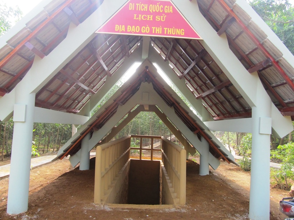 Nhà che hầm địa đạo