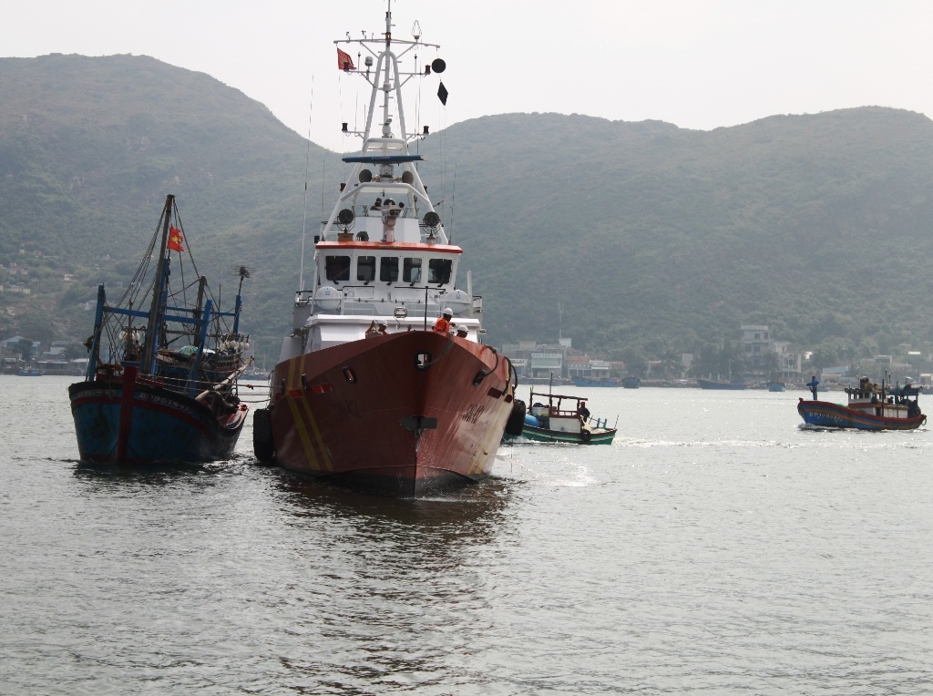 Tàu chở 10 ngư dân bị hỏng máy, trôi tự do trên biển