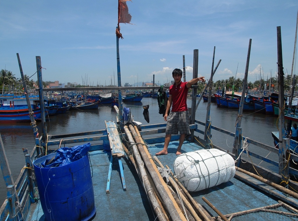 Giàn đèn cao áp trên tàu anh Quen
đã bị vòi rồng xịt bay xuống biển