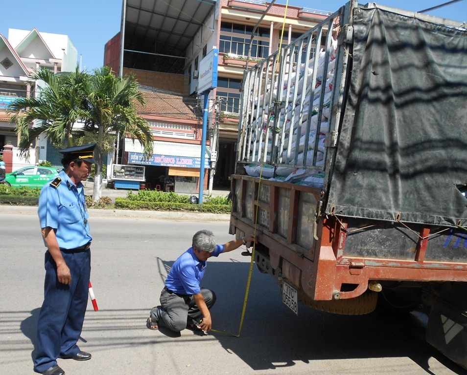 Lực lượng Thanh tra giao thông Bình Định đang kiểm tra đo xe cơi nới thùng hàng