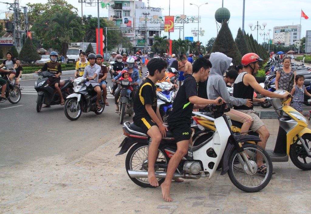 Tầm 11h30 trưa nay, người dân TP Quy Nhơn rồng rắn đổ về biển Quy Nhơn